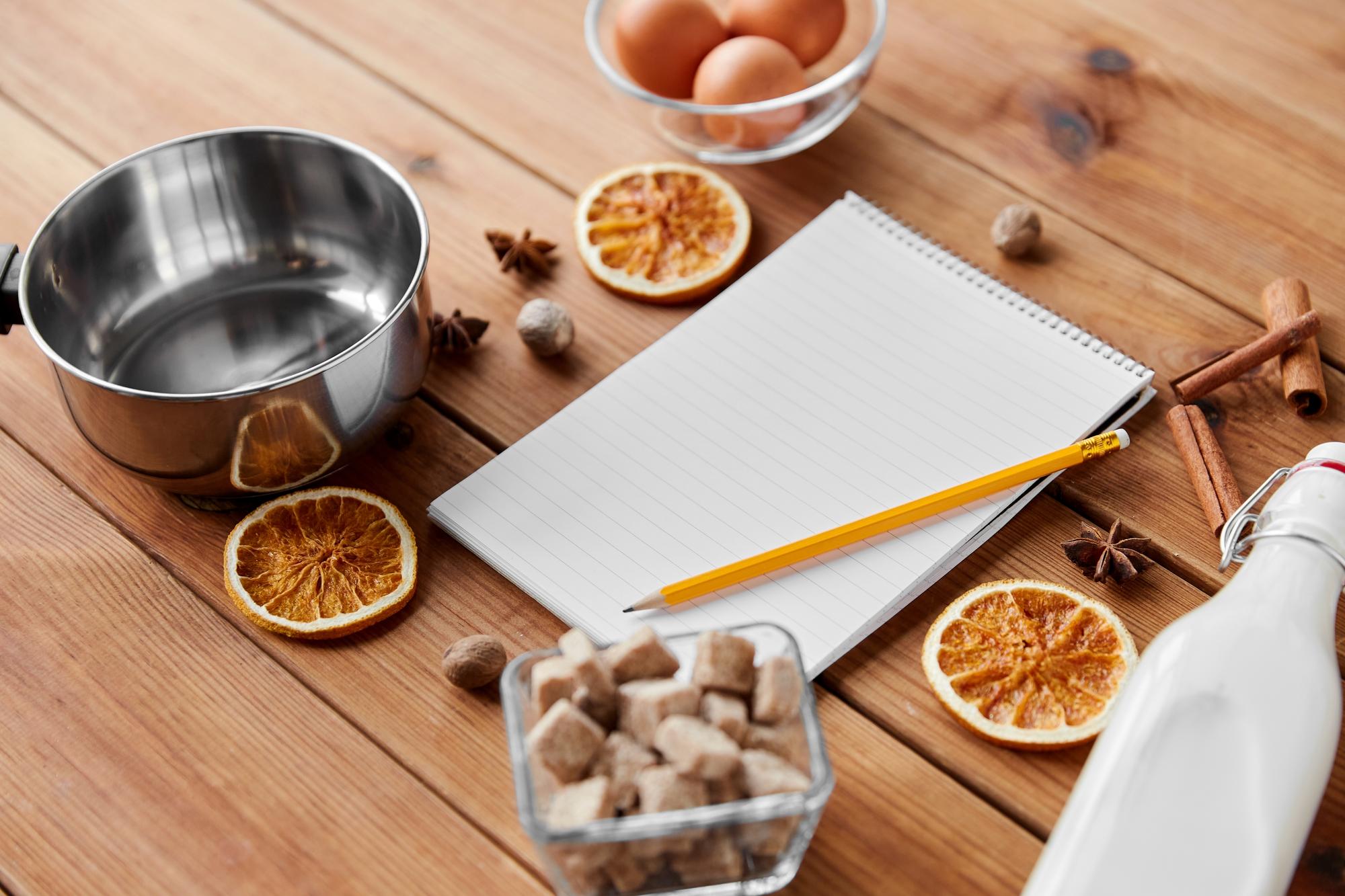 Cucina didattica con laptop e ingredienti
