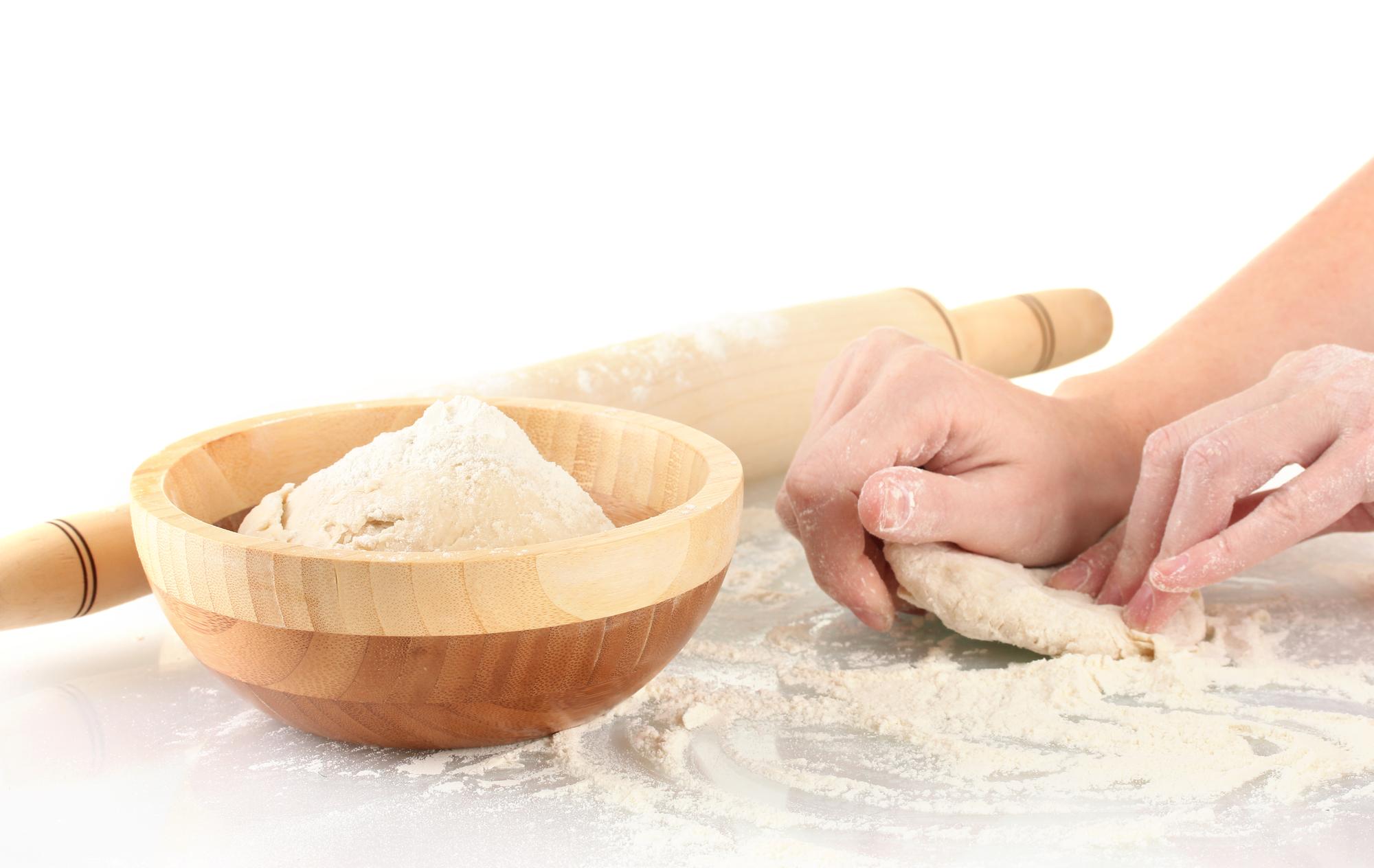Allievo prepara impasto guidato dallo chef
